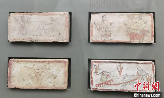 圖為嘉峪關(guān)長(zhǎng)城博物館館藏文物魏晉墓彩繪畫(huà)像磚中豐富多彩的古代農(nóng)牧業(yè)生產(chǎn)活動(dòng)。(資料圖) 丁思 攝