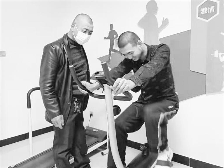 父愛(ài)如山！張掖高臺(tái)殘疾父親悉心照顧殘疾兒子20余年