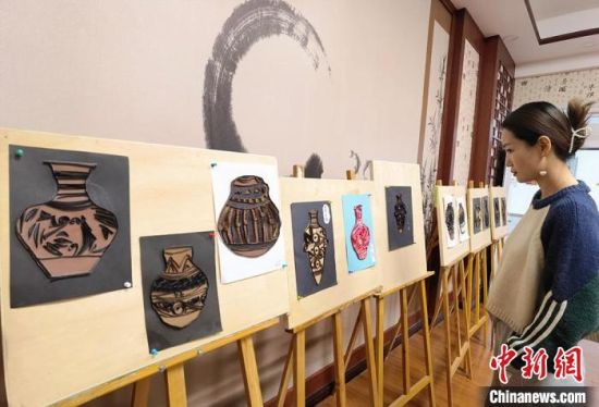 圖為學(xué)生用衍紙材料制作的彩陶紋飾。　劉玉桃 攝