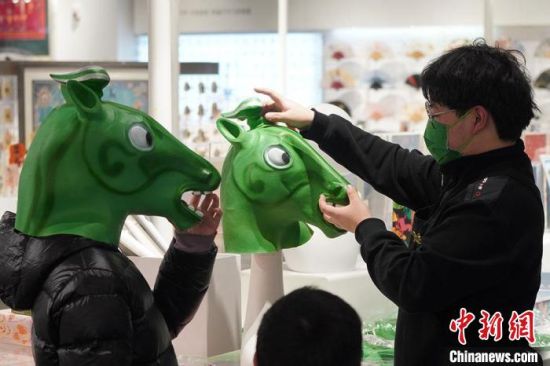 圖為“神馬來了”銅奔馬頭套?！【琶赖┰?攝