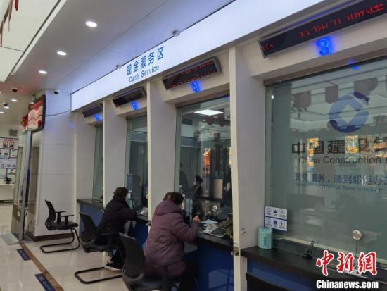 圖為蘭州市民在銀行兌換新鈔?！⌒煅?攝