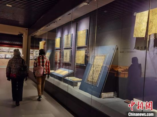 圖為蘭州市民參觀博物館展品?！⌒煅?攝