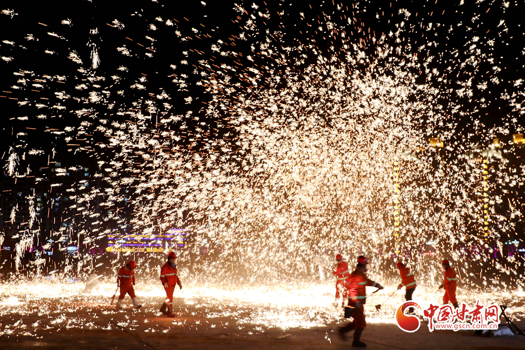 【隴拍客】炫彩奪目！非遺絕技永靖王氏“打鐵花”綻放夜空引關(guān)注