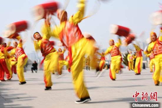 2019年2月19日，演員在黃河岸邊的蘭州水車博覽園內(nèi)進(jìn)行太平鼓表演，歡慶元宵佳節(jié)。(資料圖) 　楊艷敏 攝