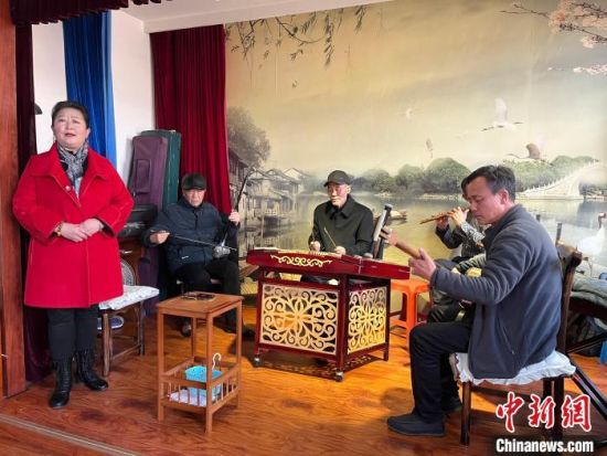 圖為蘭州鼓子表演者王常玉登臺演唱，她是這項入列國家級非物質文化遺產(chǎn)的曲藝表演者中，為數(shù)不多的女演員?！堨下?攝