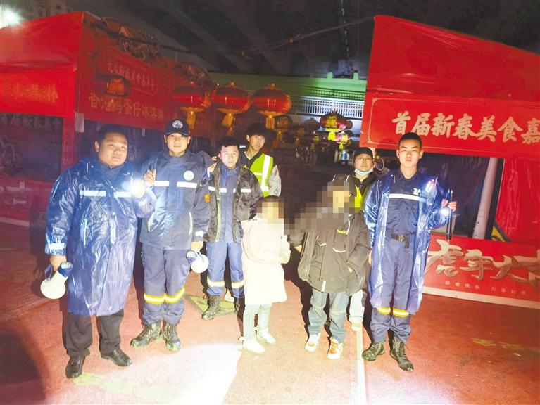 隴南方舟志愿者冒雨搜尋 迅速找到“兩名失聯兒童”