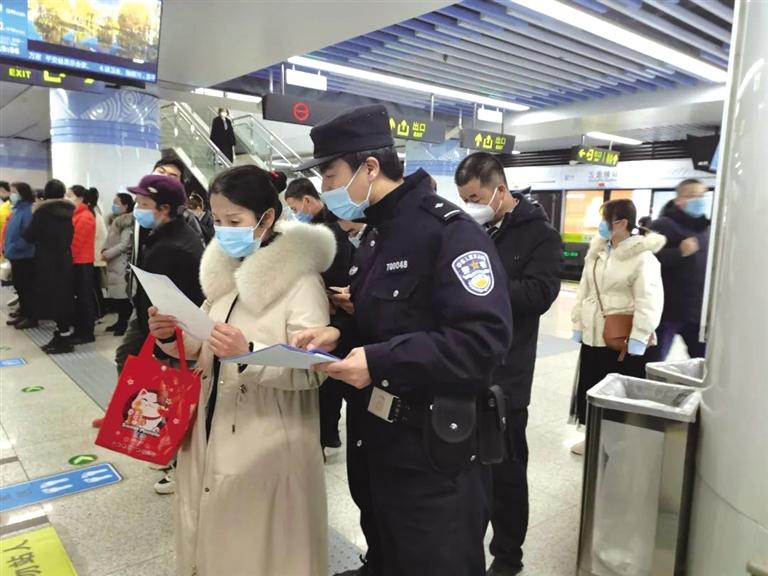 講解詐騙套路 普及“斷卡”常識(shí) 蘭州城關(guān)公安分局、交通治安分局聯(lián)合反詐宣傳進(jìn)地鐵