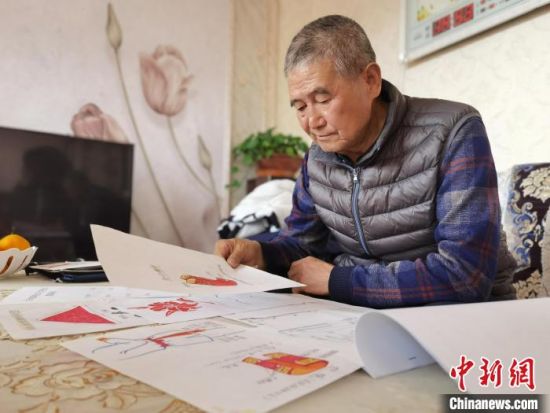 圖為陸鵬飛向記者展示多年帶隊的手寫筆記?！堟?攝