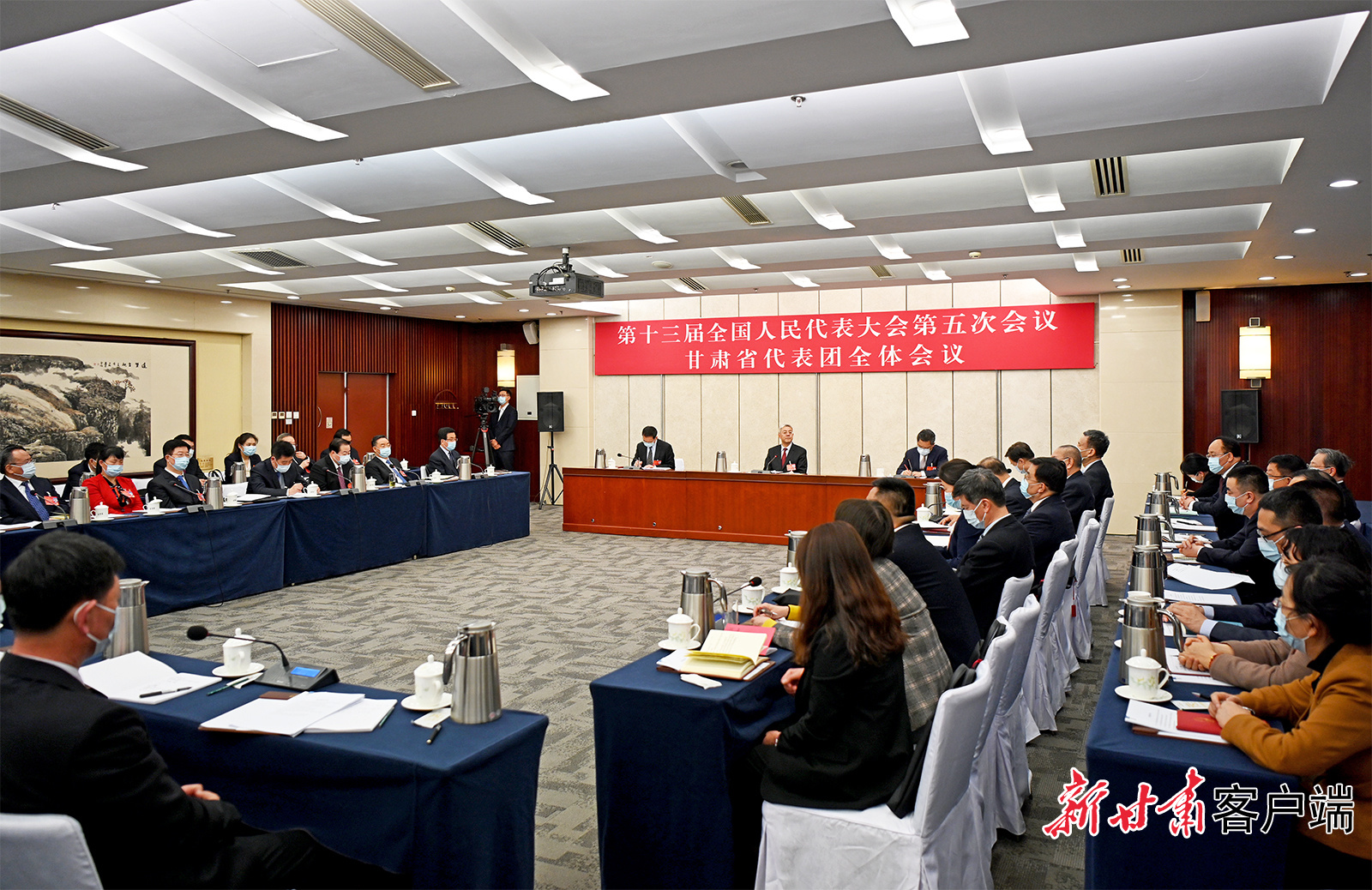 甘肅代表團(tuán)舉行全體會議，尹弘主持并講話