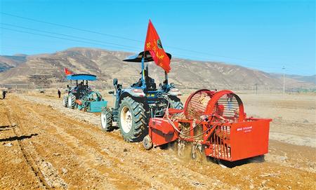 定西市隴西縣17個鄉(xiāng)鎮(zhèn)的農(nóng)機(jī)合作社、農(nóng)機(jī)手參加了農(nóng)機(jī)技能比賽和培訓(xùn)