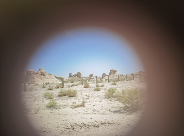 插圖2：透過河西走廊遺存的古陶片孔洞所見。攝影：陳曉斌。拍攝日期：2020年6月。