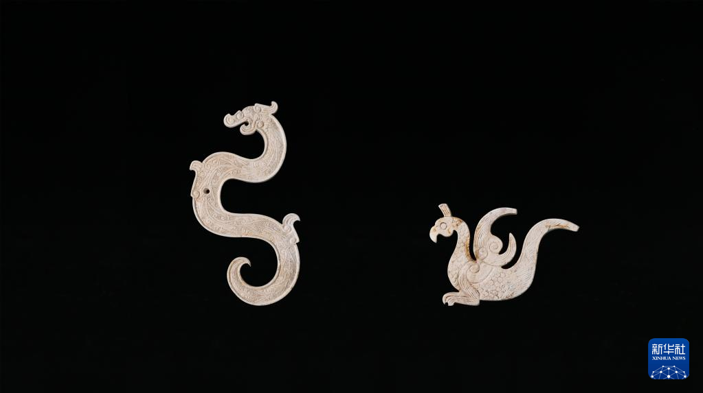 江西樟樹市國字山戰(zhàn)國墓葬出土玉龍、玉鳳（資料圖）。