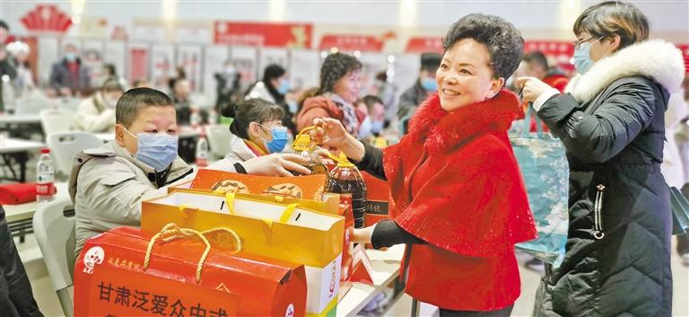 身殘志堅(jiān)的郭淑芳與愛同行37年 點(diǎn)一盞燈，照亮別人也照亮自己