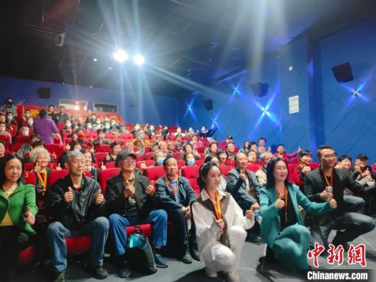 《浴血誓言》主創(chuàng)團隊與到場的紅軍后代合影?！￡愡x斌 攝