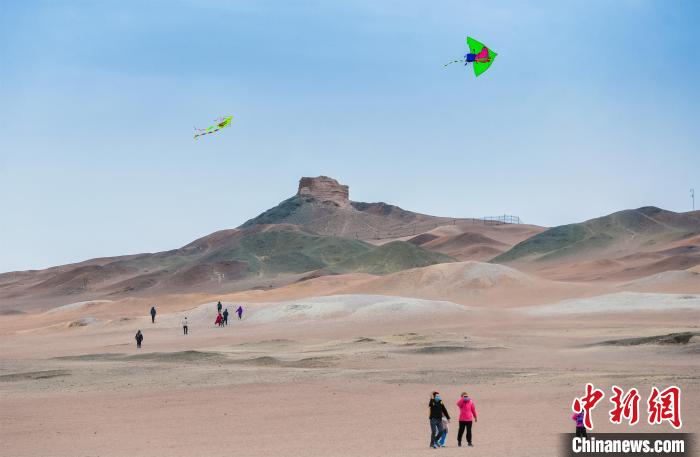 圖為市民正在陽關(guān)景區(qū)放風(fēng)箏?！⊥醣筱y 攝