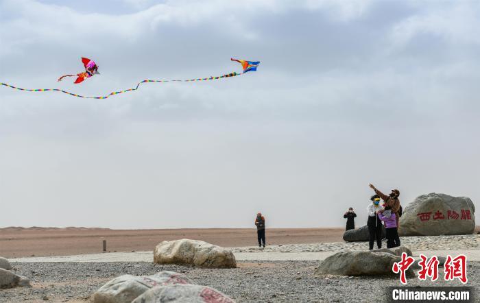 圖為市民正在陽關(guān)景區(qū)放風(fēng)箏?！⊥醣筱y 攝