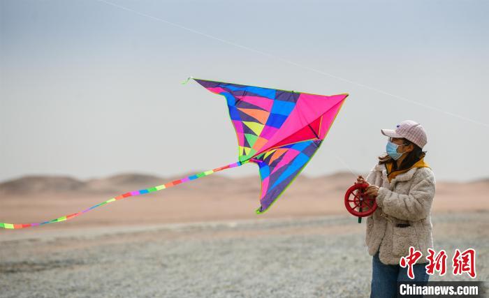 圖為市民正在陽關(guān)景區(qū)放風(fēng)箏?！⊥醣筱y 攝