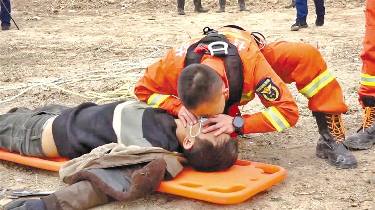 天水：消防員人工呼吸救回中毒農(nóng)民工 我們?yōu)槟泓c贊！