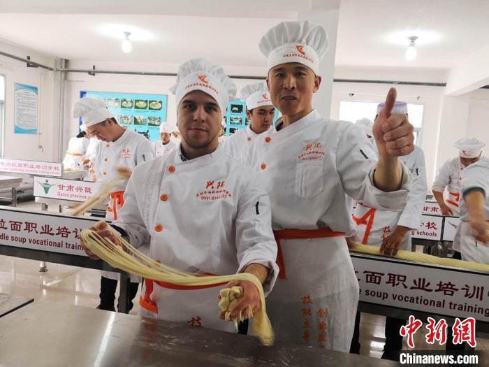 圖為外國留學生學習牛肉面的制作。(資料圖) 史靜靜 攝