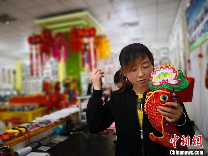 圖為“非遺”產(chǎn)品展示。(資料圖) 魏建軍 攝