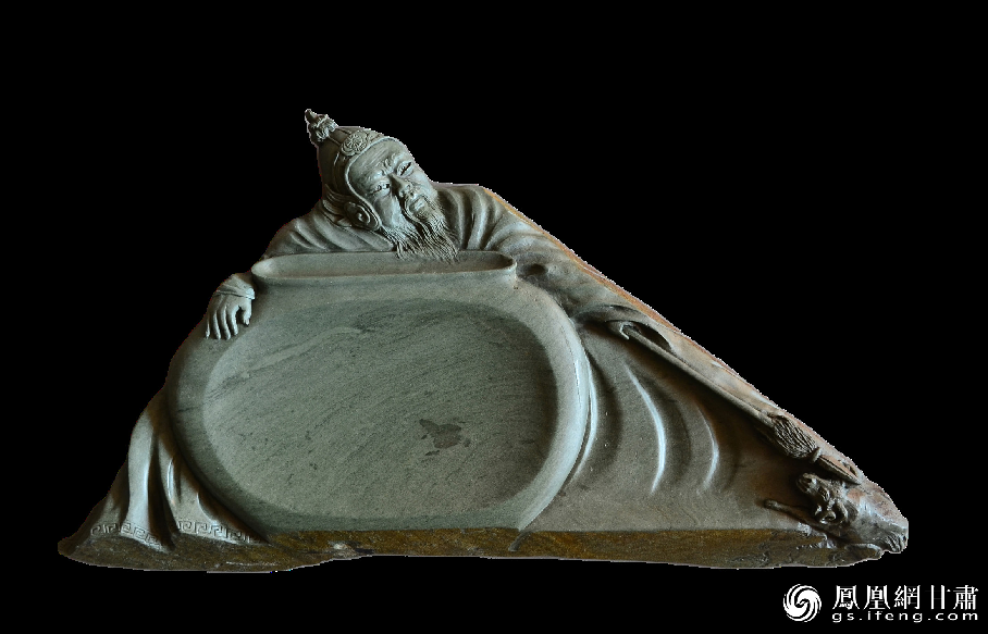 《醉臥沙場(chǎng)君莫笑》硯使王翰《涼州詞》中“醉臥沙場(chǎng)君莫笑，古來征戰(zhàn)幾人回？”的意境躍然硯臺(tái)之上。資料圖