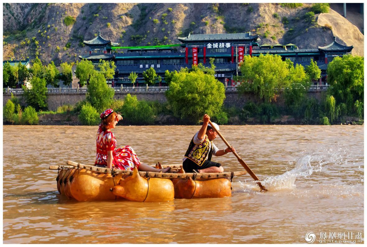 筏子客揮動著劈波斬浪的船槳，槳聲中混搭著風(fēng)聲、水聲和男女對歌的花兒聲。蘭州市文旅局供圖