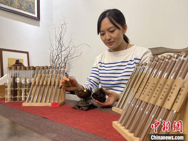 圖為魯雯展示燃香禮儀?！「攥?攝