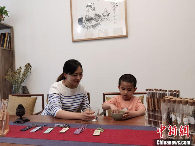 圖為魯雯為小學(xué)員授課和培訓(xùn)?！●T志軍 攝