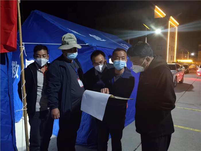 7月19日，甘南州瑪曲縣紀(jì)委監(jiān)委督查組在德吉小區(qū)卡點(diǎn)督導(dǎo)疫情防控工作。仲海濤 攝.jpg