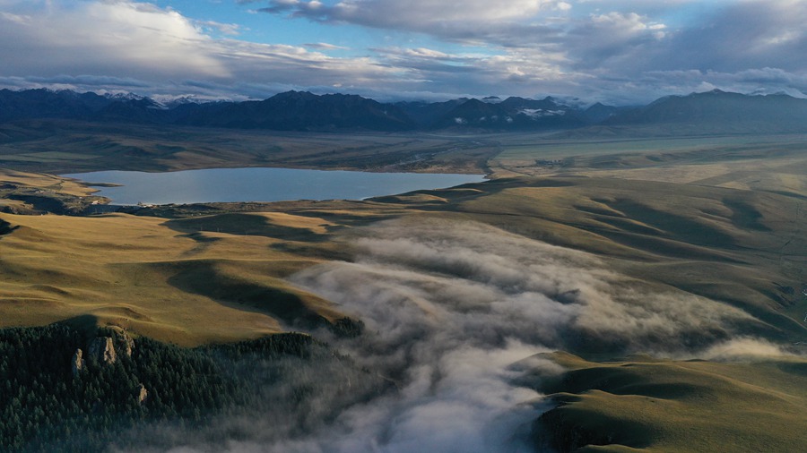 甘肅山丹馬場：峽谷云霧似仙境。 王超攝