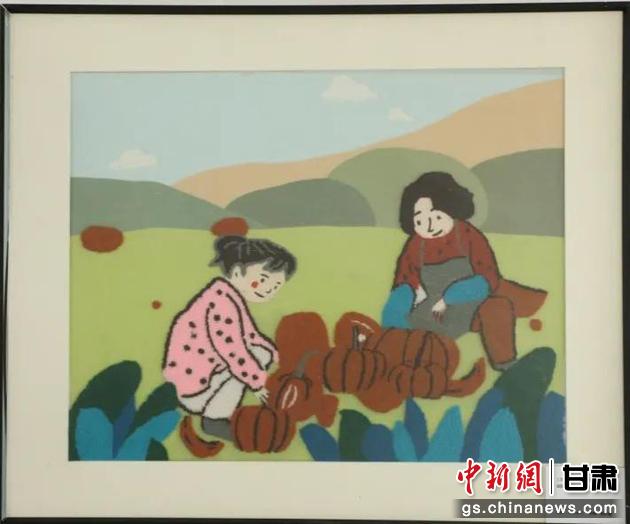 嘉峪關(guān)市新城鎮(zhèn)新城村農(nóng)業(yè)產(chǎn)業(yè)園區(qū)內(nèi)，母女兩人在摘南瓜。刺繡 馬艾米乃 繡稿 敬紅霞