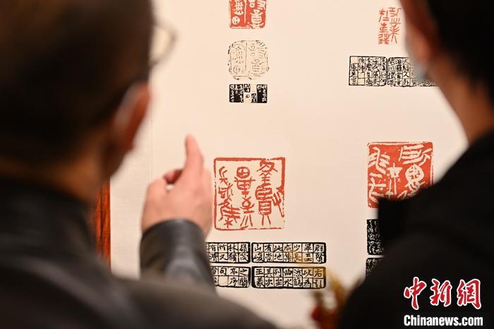 圖為甘肅蘭州，參展作品吸引參觀者。 中新社記者 李亞龍 攝