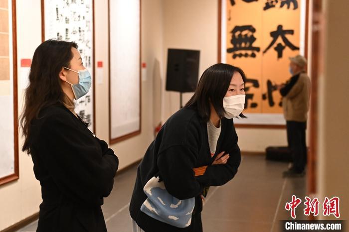 圖為甘肅蘭州，參展書法作品吸引參觀者。 中新社記者 李亞龍 攝