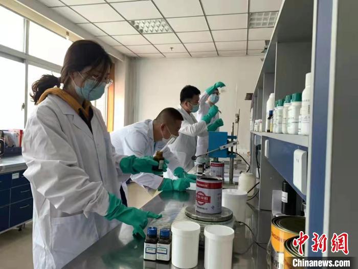 圖為肖菲(前一)帶領(lǐng)團(tuán)隊(duì)研發(fā)水性涂料。(資料圖) 受訪者供圖