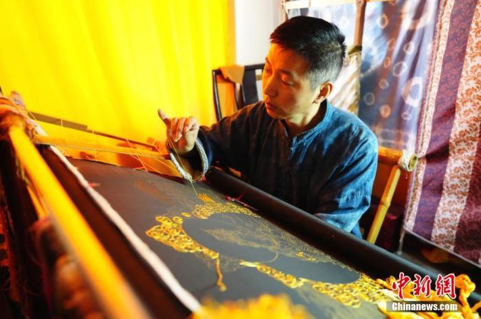 系統(tǒng)性挖掘整理古代敦煌刺繡，是甘肅天水市級非遺代表性項目武山刺繡代表性傳承人劉云帆這兩年最緊要的工作之一。圖為劉云帆在創(chuàng)作富含敦煌刺繡元素的作品。 中新社發(fā) 謝秉錫 攝 