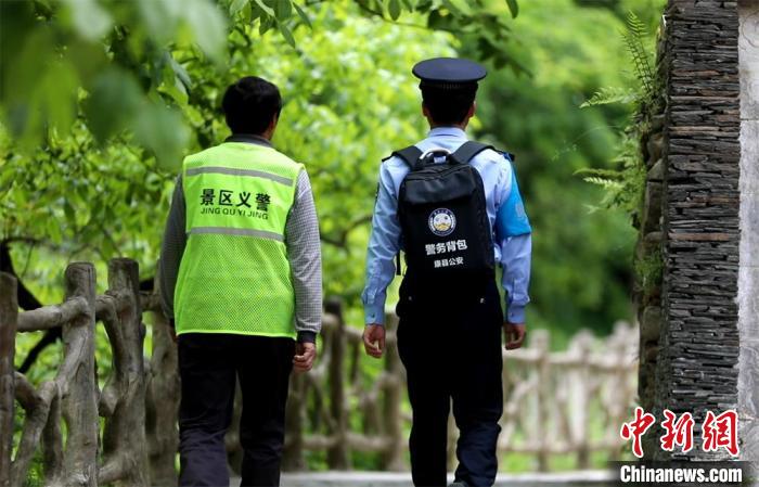 圖為民警背警務小包在轄區(qū)景區(qū)開展工作。(資料圖) 甘肅省公安廳供圖