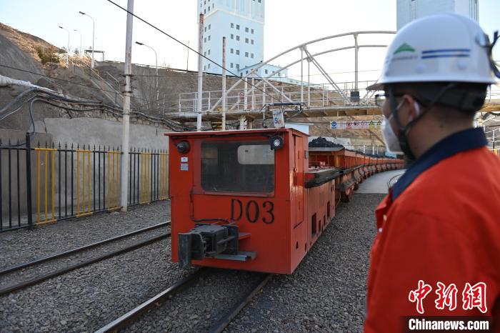 圖為工作人員正在觀察車輛運行情況?！±顏嘄?攝