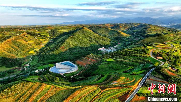 航拍視角下的樺林古動物化石埋藏原址館。該館位于臨夏州和政縣。(資料圖) 和政宣傳部供圖