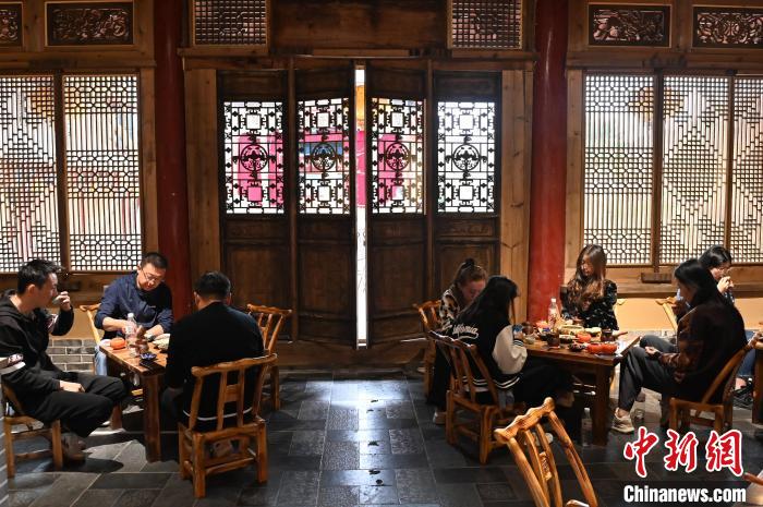 圖為甘肅天水市秦州區(qū)平南鎮(zhèn)蘇灣村民俗莊園內(nèi)的“圍爐煮茶”網(wǎng)紅打卡點(diǎn)。(資料圖) 李亞龍 攝