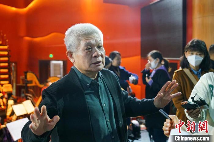 該劇導(dǎo)演蔣力向媒體介紹相關(guān)情況?！《∷?攝