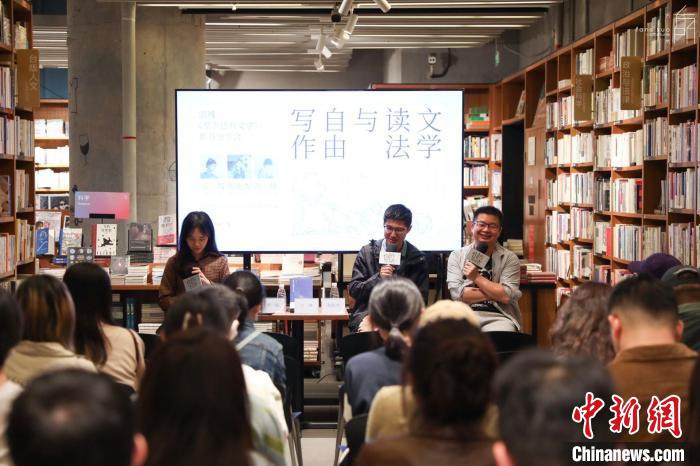 《至少還有文學(xué)》推出：在今天，我們?yōu)槭裁催€需要文學(xué)？