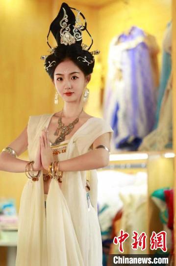 圖為身著“飛天裝”的敦煌大漠“逐舞者”奧楠。(資料圖) 敦煌市委宣傳部供圖