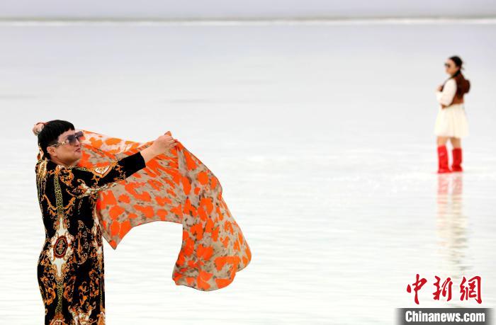 圖為游客在茶卡鹽湖拍照?！⊙Φ?攝