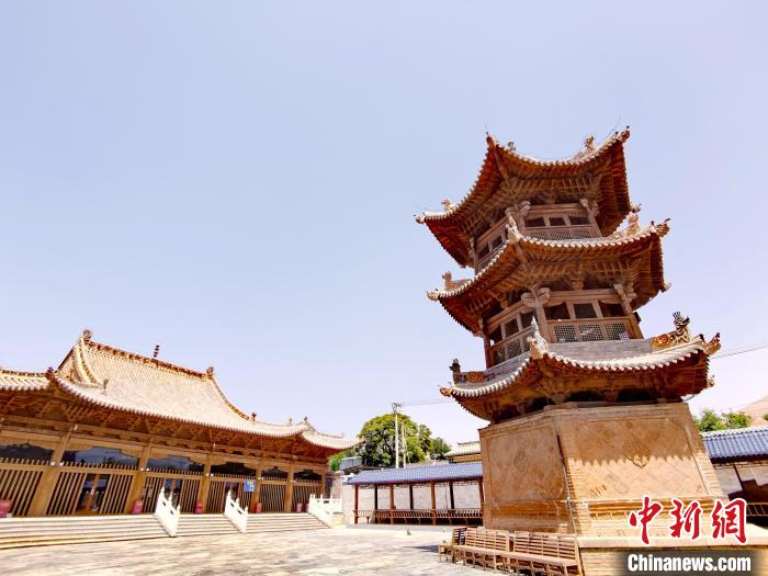 圖為阿河灘清真寺局部?！?zhí)砀?攝