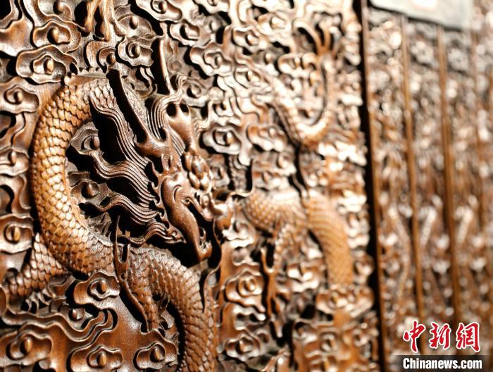 圖為青海永錄民俗博物館內(nèi)珍藏的中式家具細(xì)節(jié)展示?！⊙Φ?攝