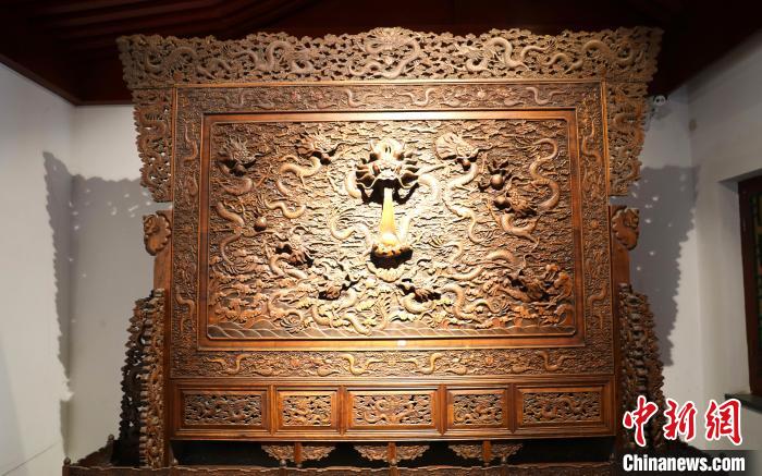 圖為青海永錄民俗博物館內(nèi)珍藏的中式家具?！⊙Φ?攝