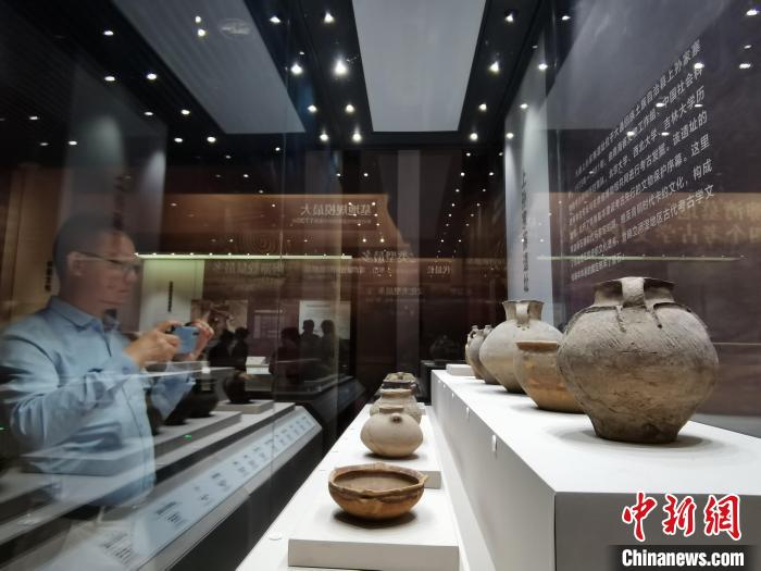 圖為河湟文化博物館展陳的陶器?！?zhí)砀?攝