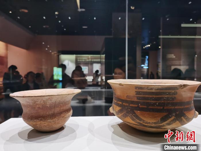 圖為河湟文化博物館展陳的陶器。　張?zhí)砀?攝