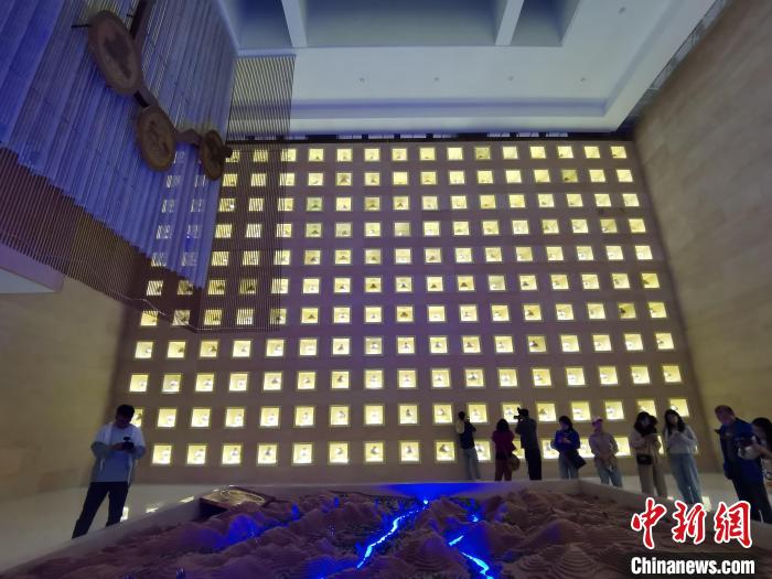 圖為河湟文化博物館序廳的左右彩陶墻放置的374件彩陶?！?zhí)砀?攝