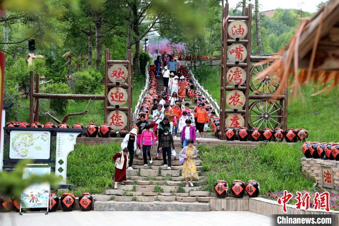 圖為油嘴灣生態(tài)文化景區(qū)的游客。　薛蒂 攝